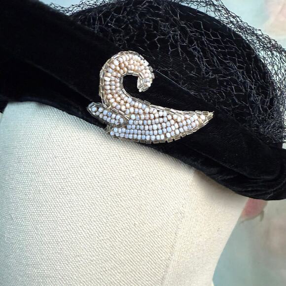 Vintage Avant Garde Black Velvet Sculptural Beaded Accent Netting Hat - Picture 3 of 6